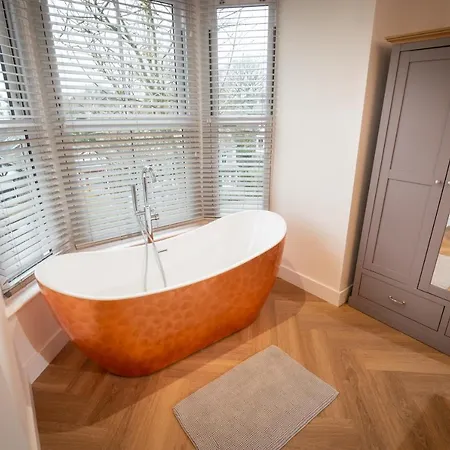 Luxury Pet-Friendly 3 Bed Retreat In Central Bowness With Copper Roll-Top Bath & Sun Terrace Exterior photo
