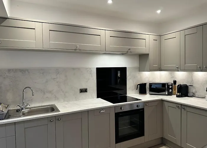 Luxury Pet-Friendly 3 Bed Retreat In Central Bowness With Copper Roll-Top Bath & Sun Terrace