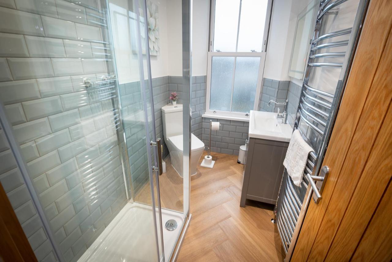 Luxury Pet-friendly 3 Bed Retreat In With Copper Roll-top Bath & Sun Terrace Apartment Bowness-on-Windermere