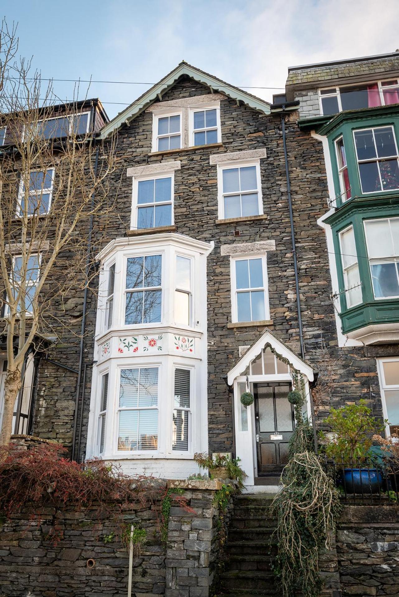 Luxury Pet-friendly 3 Bed Retreat In With Copper Roll-top Bath & Sun Terrace Bowness-on-Windermere